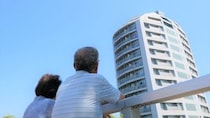 ▼〈老後資金7,000万円〉〈年金月30万円〉70代夫婦、東京移住の誤算。駅近タワマン×バリアフリーの快適さの裏で直面した「恐ろしいほどの静寂」