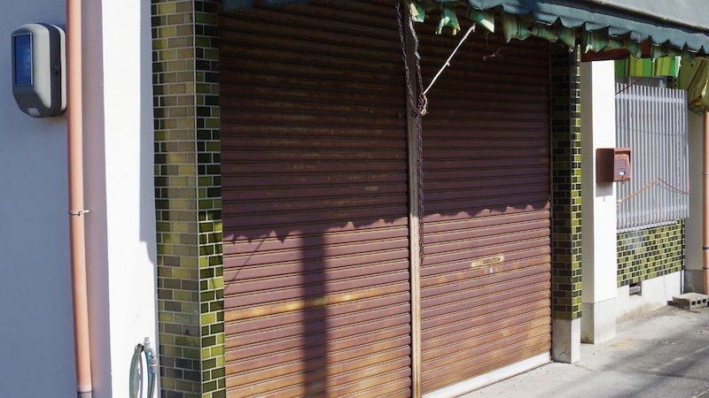 「金がない、働く場所もない」築52年・商店街に佇む古びた実家が“まさかの5,000万円”に。“棚ぼたの大金”に有頂天の49歳息子だったが…わずか3年後に直面した「哀しすぎる現実」【CFPが解説】