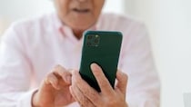 「NISAなんて始めなきゃよかった」…年金月13万円・67歳元会社員、50万円投資が1ヵ月で8％増。絶好調の滑り出しに歓喜も…震える手でスマホを握りしめたワケ
