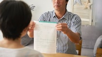 「いまさら一人で、どうやって生きていけと？」月収90万円・小遣い4.5万円の58歳会社員夫が差し出した離婚届。取り乱す56歳妻に告げられた“夫の言い分”