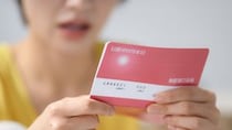 「通帳を開いた瞬間、固まりました」年金月10万円・75歳母、地方移住後の“請求額”…娘が言葉を失った理由