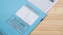 ねんきん定期便の誤記載か？…65歳男性の年金額が“年金機構からのはがき”に記された金額より「5万円少なかった」ワケ。年金事務所で告げられた「年金月17万円の現実」に、愕然【FPが解説】