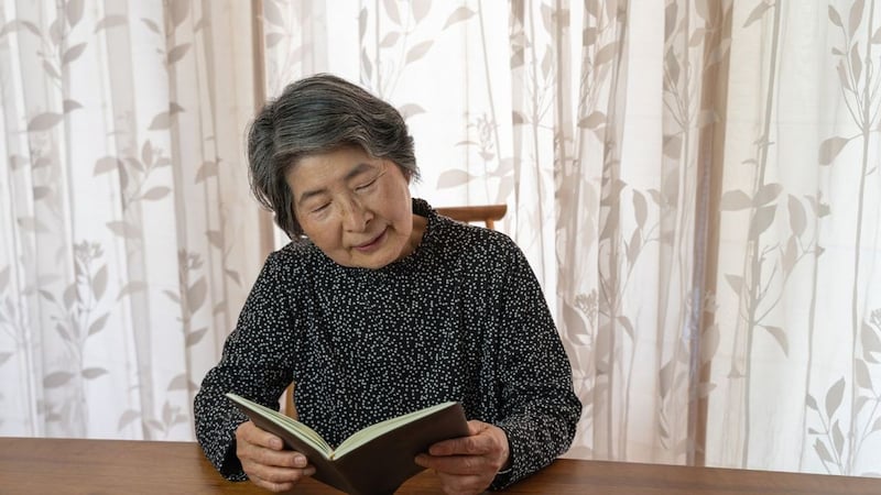 「母は、最後まで自分にお金を使えない人でした」母が孤独死した月収60万円の55歳娘、母の遺品で見つけた〈栗色の手帳〉の中身に号泣したワケ【FPが解説】