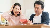 貯蓄1,500万円でも「月10万円の赤字」です…年金の「繰下げ受給」を狙う66歳夫婦の“苦しい現実”→おふたりさまを救った〈時間差受給〉【FPが解説】