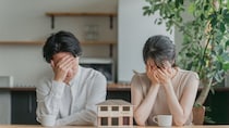 こんなはずじゃ…5年前に「5,800万円のマイホーム」を〈変動金利〉で買った世帯月収35万円・30代夫婦、返済額「月13.7万円→18.5万円」に絶望【CFPが解説】