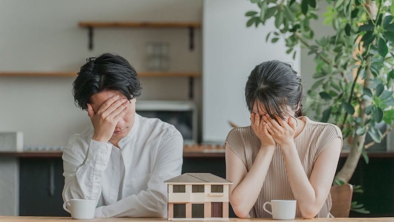こんなはずじゃ…5年前に「5,800万円のマイホーム」を〈変動金利〉で買った世帯月収35万円・30代夫婦、返済額「月13.7万円→18.5万円」に絶望【CFPが解説】