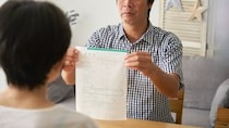 「いまさら一人で、どうやって生きていけと？」月収90万円・小遣い4.5万円の58歳会社員夫が差し出した離婚届。取り乱す56歳妻に告げられた“夫の言い分”