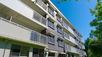 「団地に引っ越して、本当によかった」…年金月22万円“夢の持ち家”を手放した73歳夫婦、終の棲家に〈家賃5万円の公営住宅〉を選んだ理由