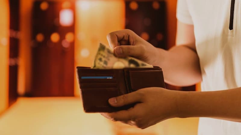 「バイト先で、同僚の1万円を盗ってしまった…」被害届を出され、警察から出頭要請→〈その後の対応〉をどうすれば【弁護士が解説】