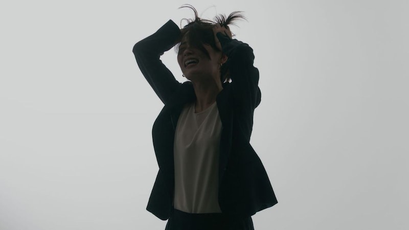 「命を削って働いたのに…」月収34万円・32歳女性、“月100時間超え”の残業地獄の果てに絶望した〈まさかの給与明細〉【社労士が「名ばかり管理職」の違法性を解説】