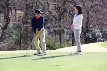 「年金だけで意外と足ります」退職金計5,100万円の65歳定年夫婦、ゴルフ三昧の日々を謳歌できる〈嫉妬の的の年金額〉
