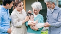 「プレゼントありがとう。でも、もういらない」…年金月24万円・66歳女性“待望の初孫”に歓喜。服・おもちゃ・絵本…嫁に渡し続けた贈り物の「まさかの行き先」 【CFPの助言】
