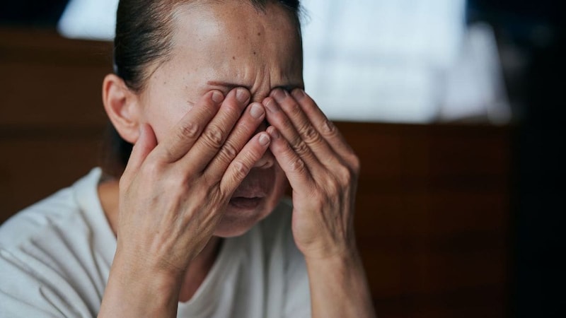 「娘に捨てられました」…月収30万の41歳ひとり娘、ギャン泣きする〈年金7万円の69歳母〉の腕を振りほどいて、生まれて初めて“実家を出た”理由【FPが解説】
