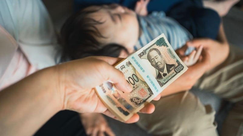 孫はみんな平等に…年金24万円・80代夫婦の愛情がアダに。4人の孫ラッシュで、「100万円を切った通帳残高」に抱いた複雑心境