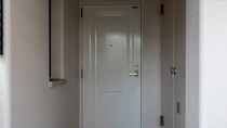 「ドアが変なの…」母からの一報。深夜に実家へ急行した長男が〈玄関で目にした異常〉