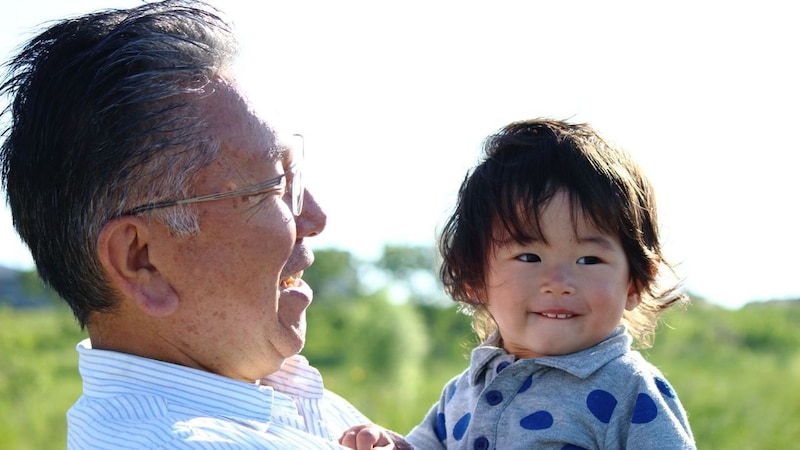 「本当に、みんなに合わせる顔がない……」60歳で定年を迎えたばかりの〈年金見込み216万円〉元サラリーマン、猛省。初孫との愛おしい日々から2年、震える声で「じぃじが全部悪かった」と懺悔した理由【FPが解説】