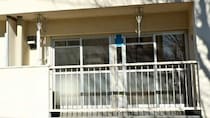 「電話帳から息子の番号を消しました」〈年金月18万円〉75歳男性、団地の一室で下した苦渋の決断