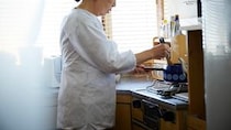団地のドアを開けた瞬間、言葉を失った…〈年金月11万円・79歳母〉を訪ねた53歳娘が見た“あまりにもやるせない光景”