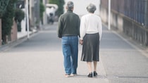 老後資金は十分なはずだった…〈年金月25万円・貯金3,700万円〉65歳夫婦が感じる“埋められない後悔”