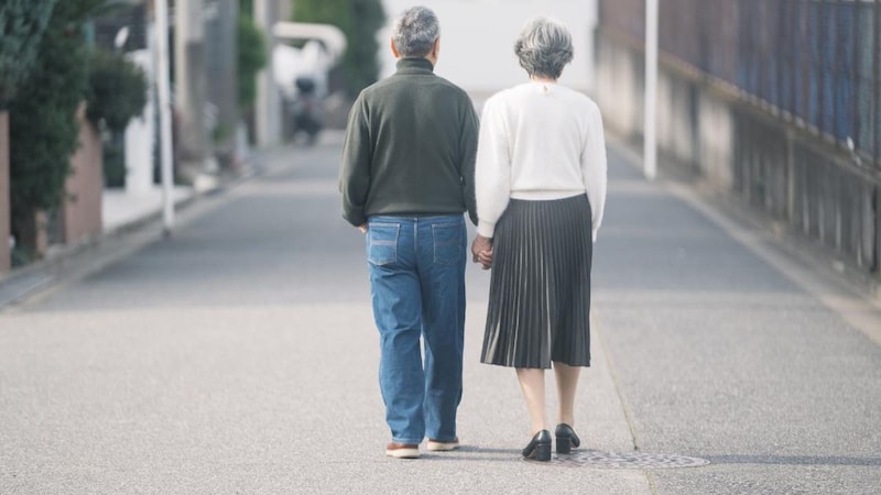 老後資金は十分なはずだった…〈年金月25万円・貯金3,700万円〉65歳夫婦が感じる“埋められない後悔”
