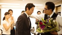 60歳・定年退職日、花束を抱え「明日から自由だ」と喜んだ夫…しかし翌朝、リビングでの妻の一言で始まる“行き場のない地獄”