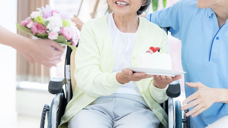 「ご飯だけが楽しみです」年金月7万円の83歳母、老人ホームで迎えた〈2度目の誕生日〉に54歳娘が涙したワケ