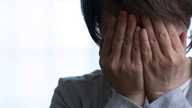 5年間の我慢がムダだったなんて…「年金繰下げ受給」を選んだ72歳妻の悲劇。夫の急逝で直面した〈残酷な現実〉【社労士FPが「遺族厚生年金の調整」を解説】