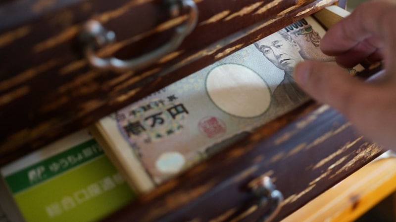 ¥20,000,000……子のいない伯父(享年81)の死から5年後、甥が伯父のタンスから見つけた巨額の資産が眠る「預金通帳」【CFPが解説】