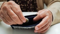 元夫ですか？死んでるんじゃないかしら…都営住宅に暮らす70歳女性、「年金12万6000円」で徹底する倹約生活。息子からの小遣いも孫のお年玉にあて、コツコツ貯めた「驚きの貯蓄額」