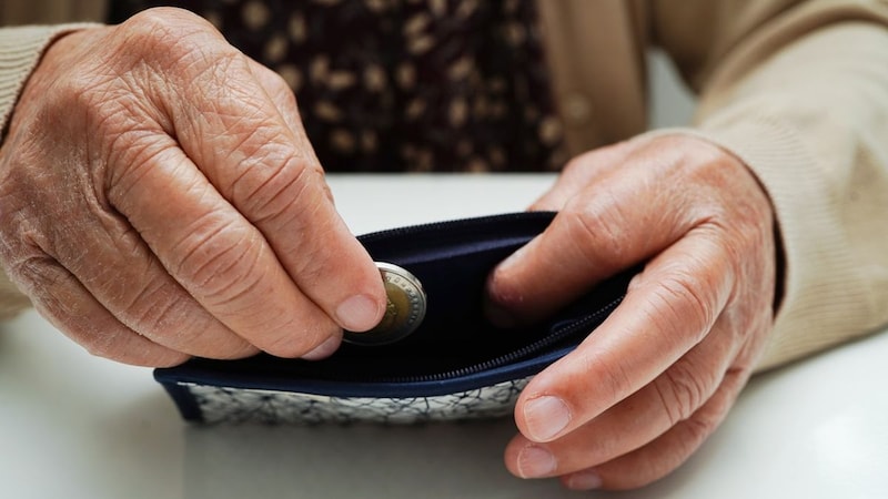 元夫ですか？死んでるんじゃないかしら…都営住宅に暮らす70歳女性、「年金12万6000円」で徹底する倹約生活。息子からの小遣いも孫のお年玉にあて、コツコツ貯めた「驚きの貯蓄額」