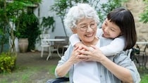 「冷たいばあちゃんで、ごめんね」…〈年金月23万円〉66歳女性、周囲の“孫フィーバー”に曇る笑顔。息子一家の帰省にも「口に出せない本音」
