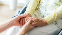 お母さん、ごめんなさい…〈年金月11万円〉84歳母を老人ホームに入居させた56歳娘の後悔。面会のたびに胸を締めつけた「母の願い」【元介護施設職員のFPが解説】
