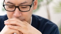 ▼「毎月5万円の仕送りなんて、意味なかったな」72歳母が急逝。1年ぶりに実家を訪れた49歳息子が「15年間続けた援助」を後悔したワケ
