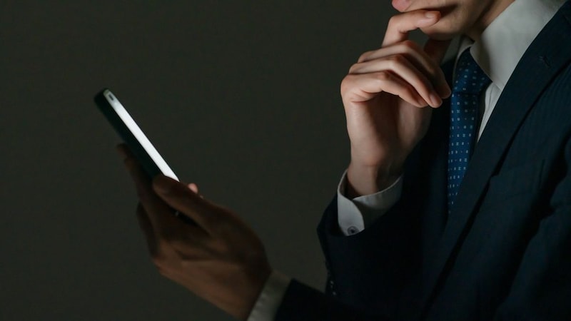手取り24万円・29歳男性、「月80時間のサビ残」と「陰湿パワハラ」で休職。後日、上司から届いた〈口止め料100万円〉の誓約書【弁護士が警告】
