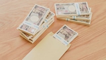 「相続税には縁がないと思っていたのに…」税務調査の連絡に青ざめた57歳男性。亡き父の「遺品整理」で本棚の奥から出てきた〈古い封筒の束〉【CFPが「隠し財産」の無申告リスクを解説】