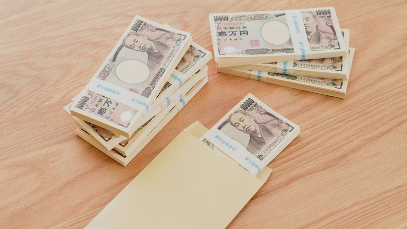 「相続税には縁がないと思っていたのに…」税務調査の連絡に青ざめた57歳男性。亡き父の「遺品整理」で本棚の奥から出てきた〈古い封筒の束〉【CFPが「隠し財産」の無申告リスクを解説】
