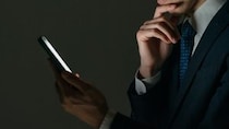 手取り24万円・29歳男性、「月80時間のサビ残」と「陰湿パワハラ」で休職。後日、上司から届いた〈口止め料100万円〉の誓約書【弁護士が警告】