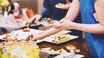 大食いの客が続々来店も…「食べ放題の店」潰れるどころかウハウハになる意外なワケ【経済評論家が解説】