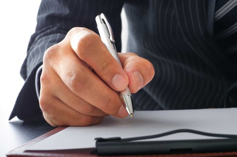 「役員変更登記の費用がもったいない」で役員任期を10年にした会社…事業承継後、先代社長の解任が巨額請求に発展したワケ【司法書士が解説】