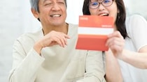 「何かの間違いに決まっている…」年金32万円・元公務員の60代夫婦が記帳して震えた瞬間。通帳に並ぶ〈9桁の数字〉、老後不安を一瞬で吹き飛ばした“17年前の決断”【FPが解説】