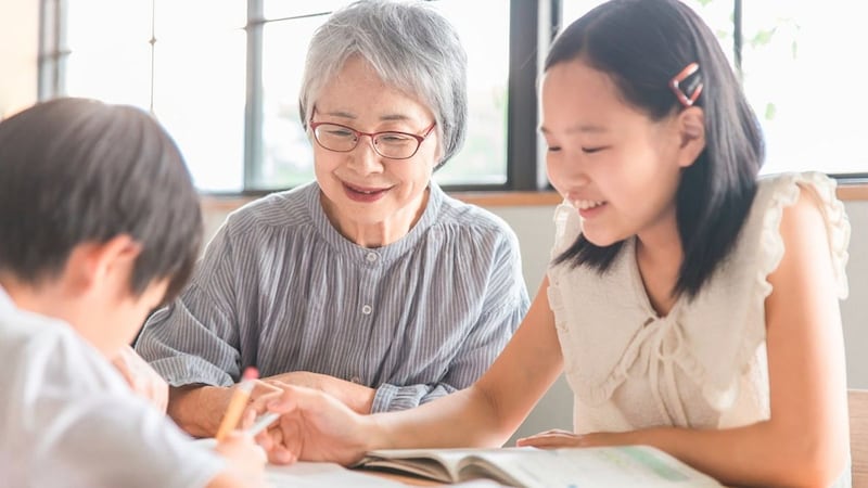 もう買えない…年金月25万円・78歳夫婦、孫の「おねだり」で老後破産寸前→「まさかの貢ぎ物」に救われ、10年越しの再会で涙した〈孫のひと言〉【CFPが解説】