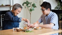 「仕事は順調です、ご心配なく」…〈資産1.5億円〉42歳・元大手社員、お盆の帰省でついた“嘘”。元教師の義両親に「FIREした」と言えなかったワケ