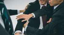 地元で絶大な信用を誇る老舗建設会社の先代急逝後、“わずか半年”で倒産危機…暴走・43歳長男社長を40歳次男が引きずり下ろした「お家騒動」の真実