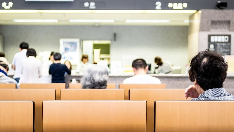 「高齢者を守る仕組み」が2段階で縮小へ…2026年8月からの高額療養費制度“改悪”。年金世代に迫る「ジリ貧通院」という惨劇
