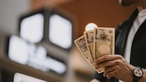ファーストクラスに乗ってみたい…働かなくても生活していける資産を持つのに「幸せを感じない」50代独身男性。会社を辞められず節約生活をずっと続けてしまうワケ