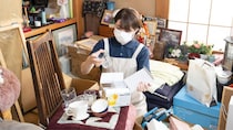 「まさか…」52歳娘が遺品整理で知った、亡き父の知られざる過去。発端は、金庫の奥から出てきた〈古びた書類〉【弁護士が解説】