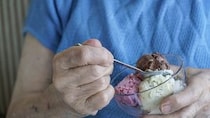 年金12万円・76歳母の大好物「アイスクリーム」を持って面会に行った49歳娘…老人ホームからの家路、モヤモヤが収まらなかったワケ