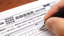 8月1日から高額療養費制度が変わった――医療費の自己負担はいくら増えるのか？ 知っておきたい「年間上限」新設と制度改正のポイント