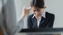 ｢俺の税金から給料出てるんだろ！」フロア中に響く来庁者の罵声…〈月収34万円〉区役所職員の32歳女性、心身を削る「理不尽な日々」