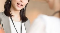 給湯室から聞こえた「マジきもいよね」…女性社員から嫌われていた上司が無意識に踏んでいた“地雷”とは【アナウンサーが伝授】